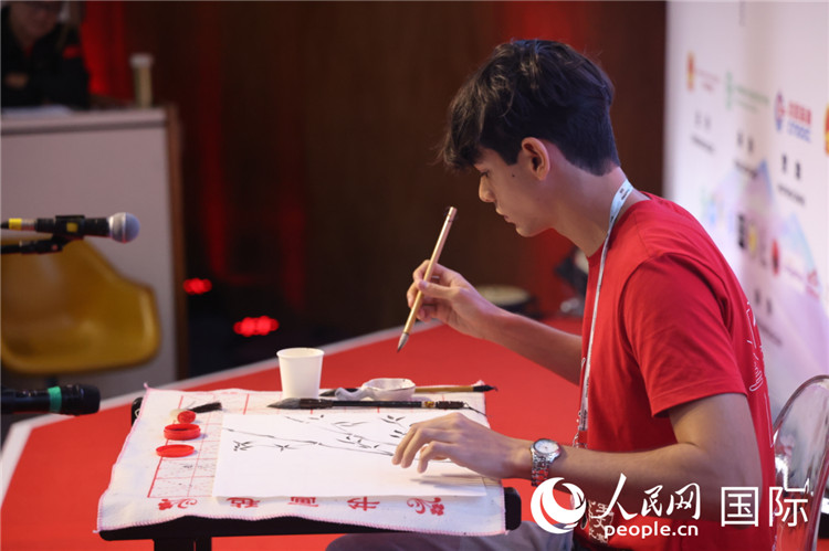 2025年“漢語(yǔ)橋”巴西賽區(qū)決賽的“才藝展示”環(huán)節(jié)，一名參賽者正在繪畫。人民網(wǎng)記者 時(shí)元皓攝