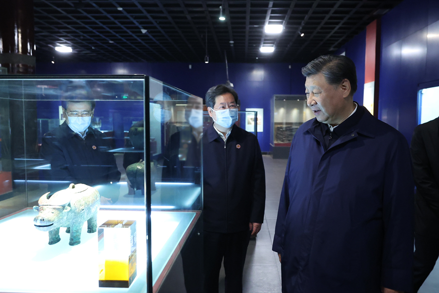2022年10月28日，習(xí)近平總書記在安陽(yáng)市殷墟博物館考察。新華社記者 鞠鵬 攝