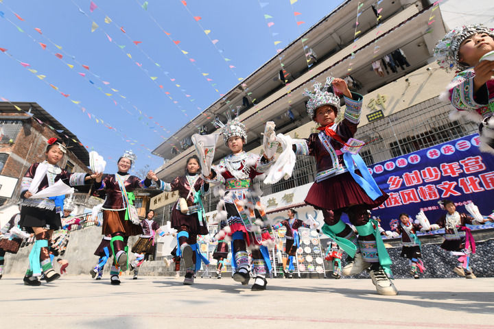 2025年3月25日，廣西柳州市融水苗族自治縣桿洞鄉(xiāng)中心小學(xué)學(xué)生在跳蘆笙踩堂舞。新華社記者 黃孝邦 攝