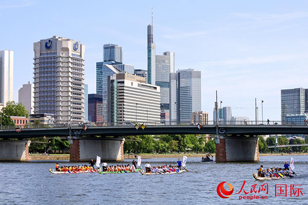 龍舟賽隊伍奮力揮槳、破浪前行。人民網(wǎng) 依琳攝