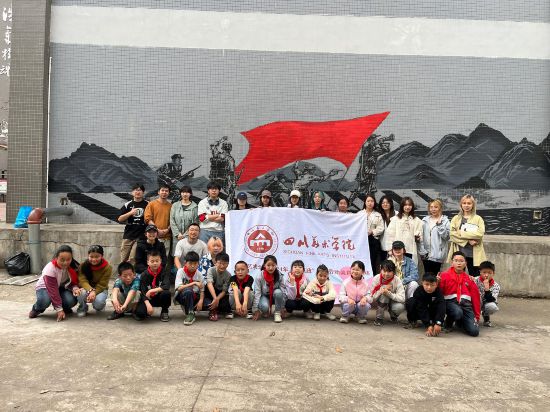 “行動(dòng)中的課堂：探尋茶馬古道紅色印記”工作坊與當(dāng)?shù)匦W(xué)生共同創(chuàng)作主題壁畫。