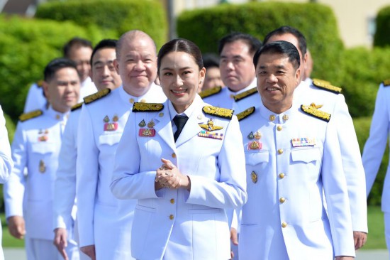 2024年9月7日，泰國總理佩通坦·欽那瓦（前中）及新一屆內(nèi)閣成員在位于首都曼谷的總理府與媒體見面。新華社發(fā)（拉亨攝）