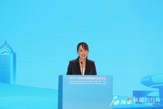 5月23日，在2025上合組織國(guó)家媒體合作論壇青年文化交流營(yíng)活動(dòng)中，人民日?qǐng)?bào)社記者阿爾達(dá)克·塔巴拉克發(fā)言。石榴云/新疆日?qǐng)?bào)記者 李雄心攝