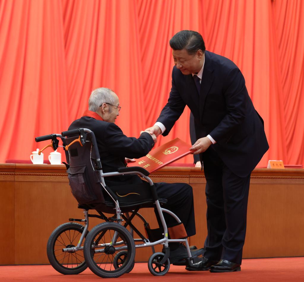 2021年11月3日，2020年度國(guó)家科學(xué)技術(shù)獎(jiǎng)勵(lì)大會(huì)在北京人民大會(huì)堂隆重舉行。習(xí)近平總書記向獲得2020年度國(guó)家最高科學(xué)技術(shù)獎(jiǎng)的中國(guó)航空工業(yè)集團(tuán)有限公司顧誦芬院士頒獎(jiǎng)。新華社記者 龐興雷 攝