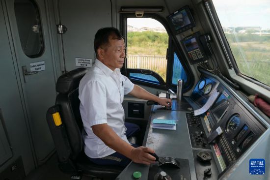 5月31日，在蒙內(nèi)鐵路內(nèi)羅畢站，機(jī)車駕駛員蔣立平在即將開往蒙巴薩的E2次列車上進(jìn)行準(zhǔn)備工作。新華社記者 楊光 攝
