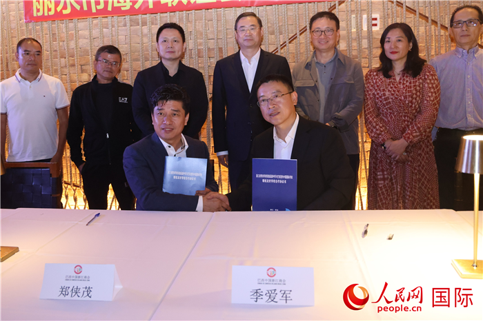 浙江省青田華僑實驗高級中學(xué)與巴西里約中國國際學(xué)校在座談會上締結(jié)為友好學(xué)校，青田縣人民政府僑務(wù)辦公室主任季愛軍和擔(dān)任巴西里約中國國際學(xué)校董事長的鄭俠茂作為代表簽署協(xié)議。 人民網(wǎng)記者 時元皓攝