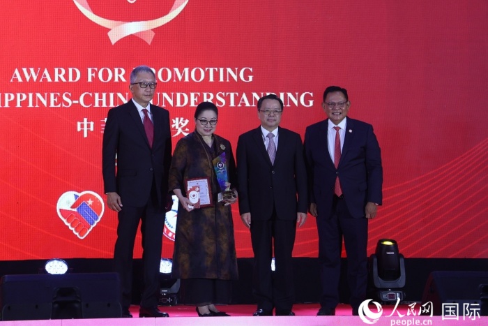 菲律賓前參議員許爾琦榮獲“終身成就獎”。人民網(wǎng)記者 樊帆攝